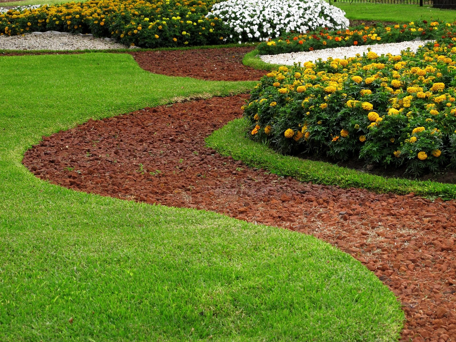 4 Seasons Landscaping & Maintenance photo 2